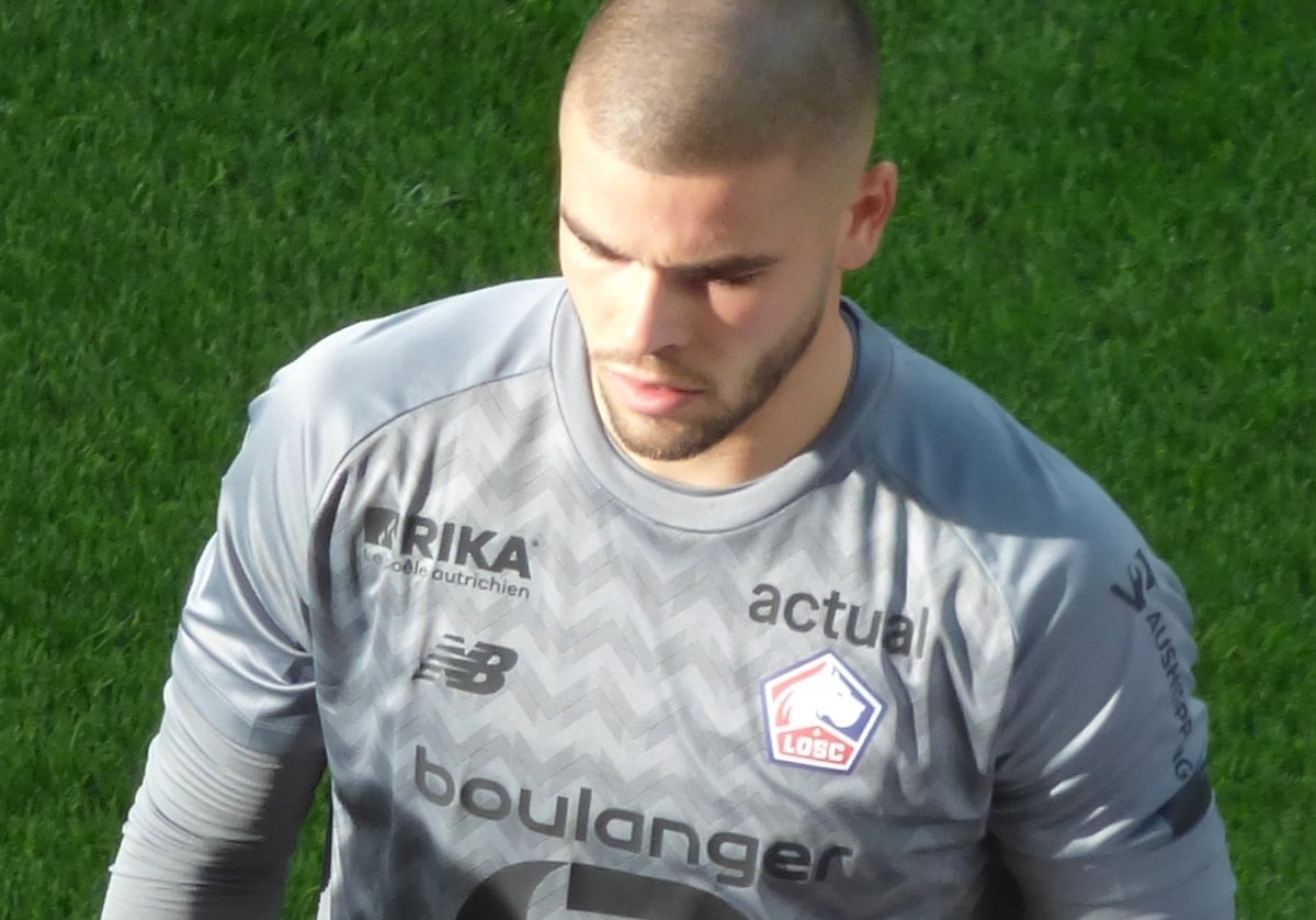 PSG : combien gagne Lucas Chevalier ?