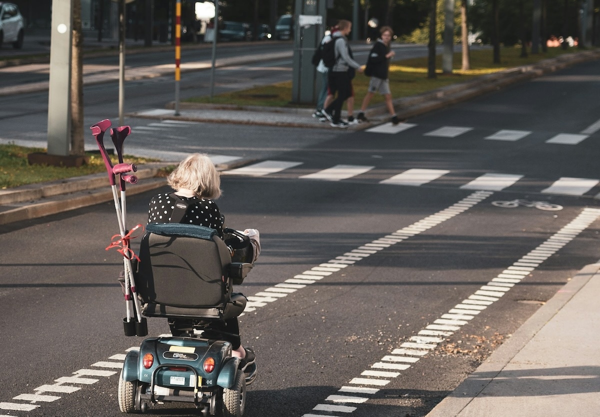 Bayrou envisage de réduire les aides aux personnes âgées et handicapées