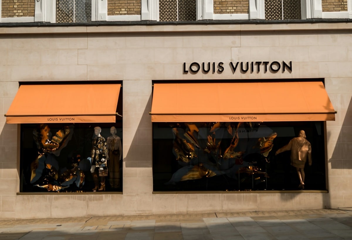 Pourquoi la famille Arnault rachète massivement des actions LVMH