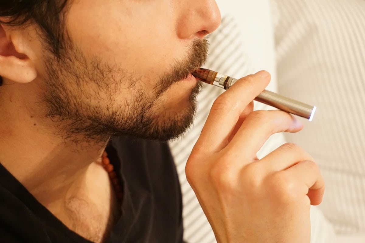 Taxes : la cigarette électronique bientôt aussi chère que le tabac ?
